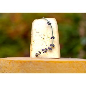 Branza maturata Herba &ndash; cu ierburi aromatice peste 18 luni ECO A2, 100% Grass-Fed